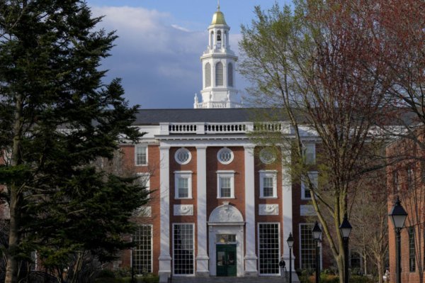 红和古 美法官批准哈佛大学暂时继续接受国际学生